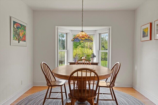 Building Photo - 627 W Rd