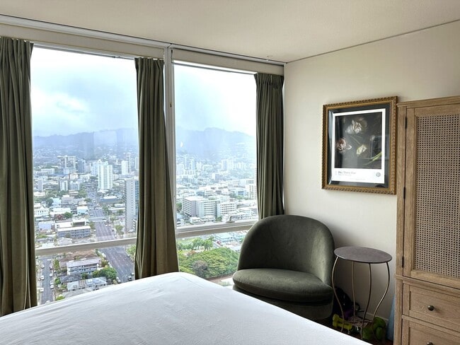 Building Photo - Moana Pacific East Tower 3BR/2BA/2PK