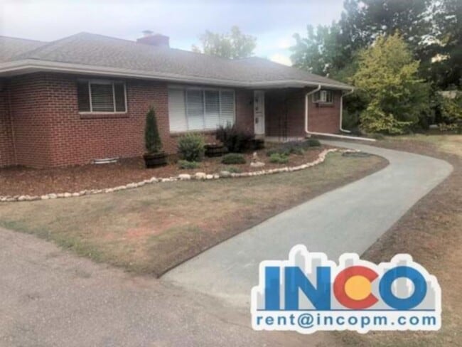 Building Photo - 4940 Lakeshore Dr