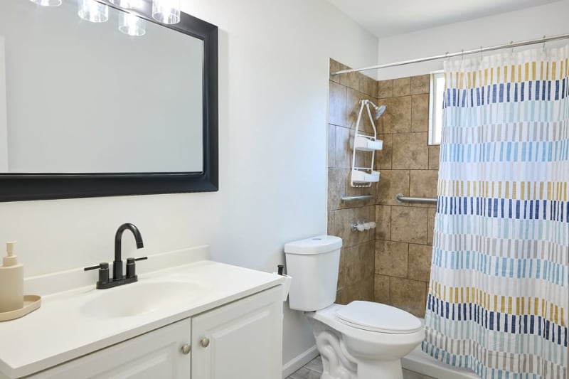 Building Photo - 3011 Pine Tree Dr