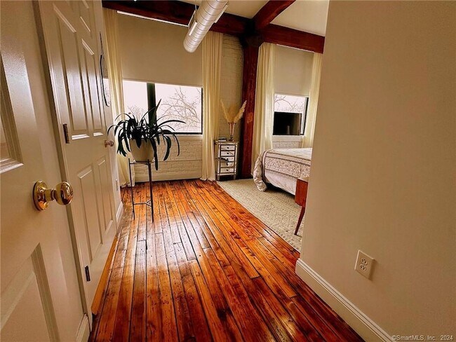 Building Photo - 145 Canal St E