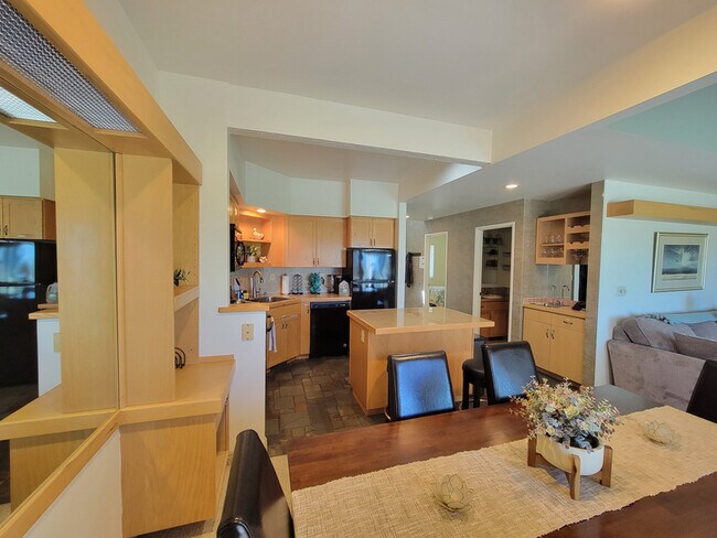 Building Photo - 6901 Robin Ct