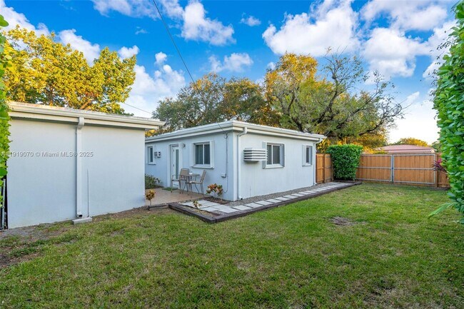 Building Photo - 333 Linwood Dr