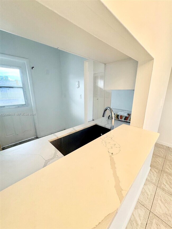 Building Photo - 5011 W Oakland Park Blvd