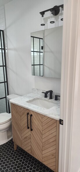 Building Photo - 950 N Kingsley Dr