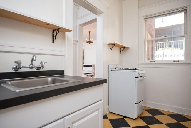 Building Photo - Cute CORNER 1 BR- high ceilings, clawfoot tub, up to 3 pets! One month FREE!