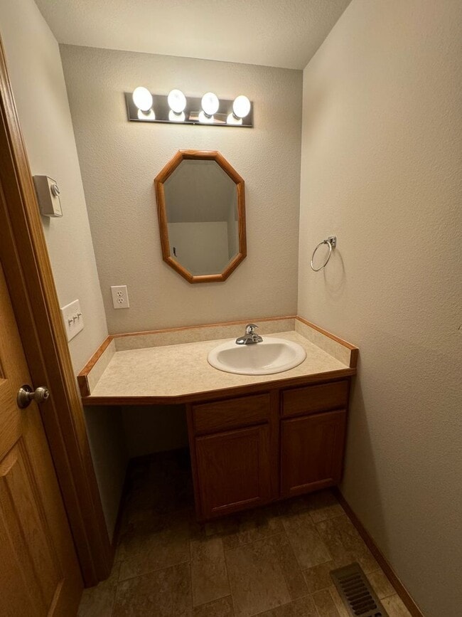 Building Photo - 2875 S Donovan Dr