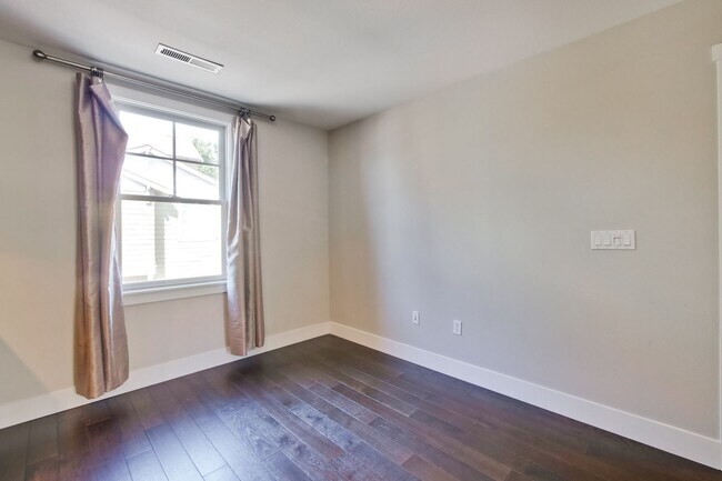 Building Photo - Gorgeous Morgan Park Refreshed for Immediate Move-In! Must see!