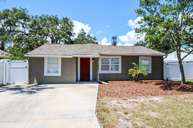 Building Photo - 3 bedroom, 2.5 bathroom home is in a highly sought-after neighborhood in the heart of South Tampa...