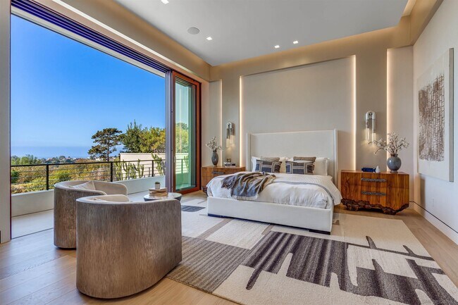 Building Photo - 8070 La Jolla Scenic Dr N