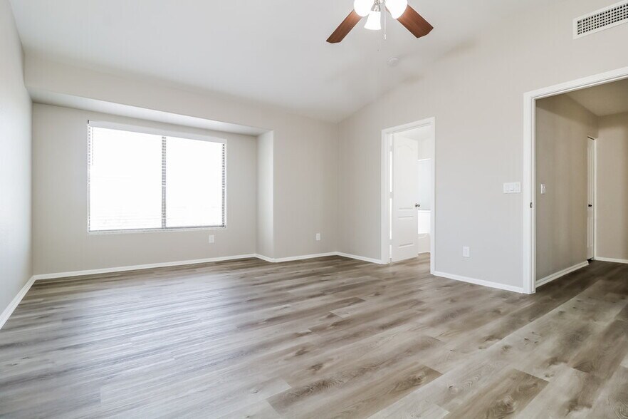 Building Photo - 15853 W Diamond St