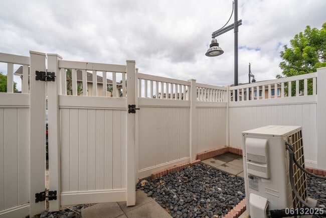 Building Photo - Available for move in on 7/8/25.   2 bedro...