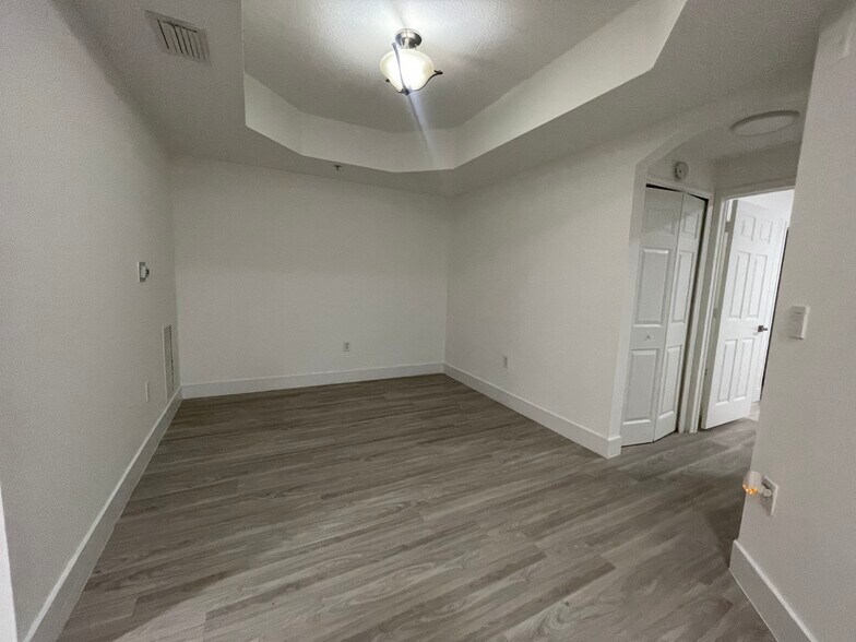 Building Photo - 6700 NW 114th Ave
