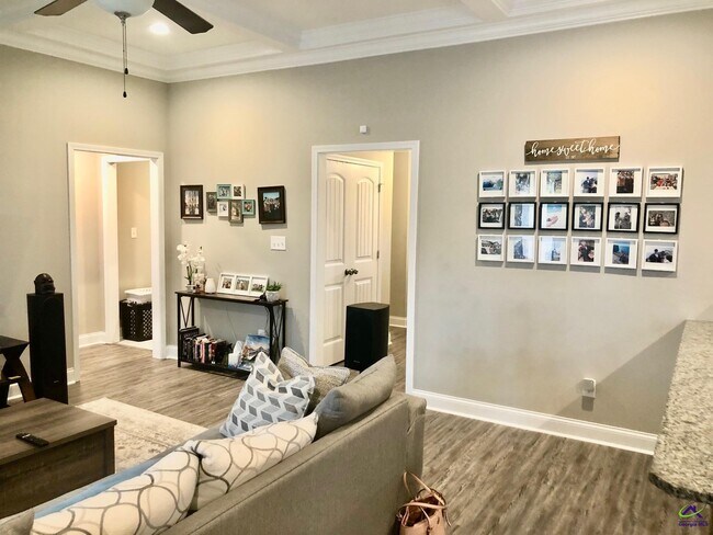 Building Photo - 631 Broderick Cir