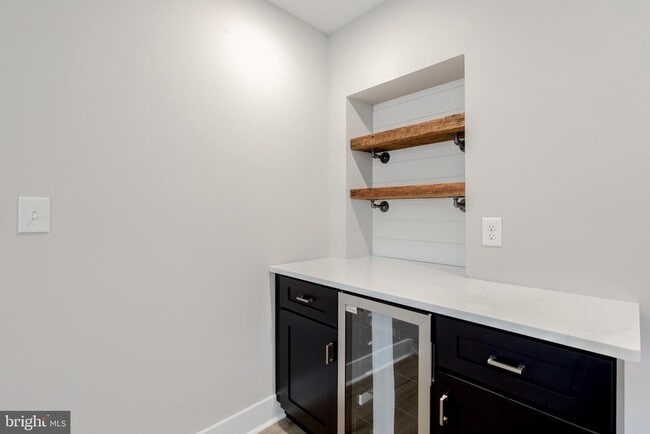 Building Photo - 369 E Hector St