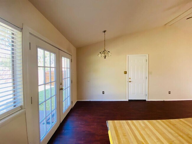 Building Photo - 615 Stonewall Dr