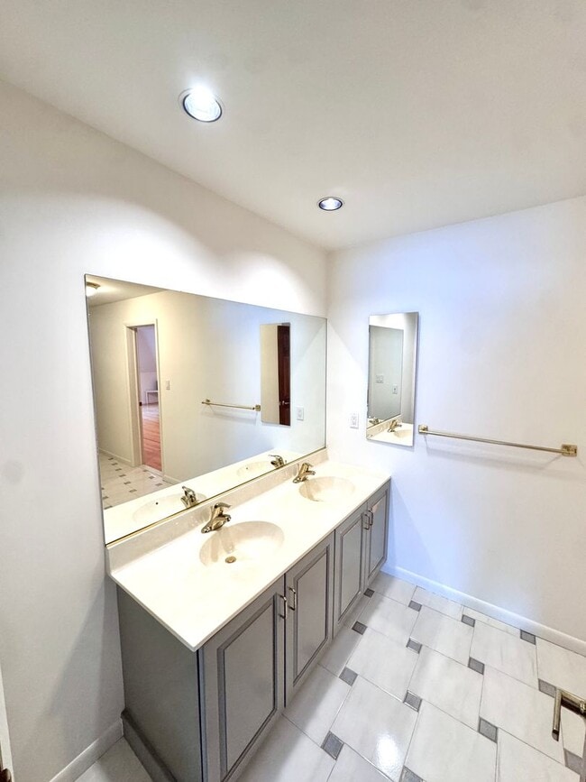 Building Photo - GRAND FIVE BEDROOM HOME