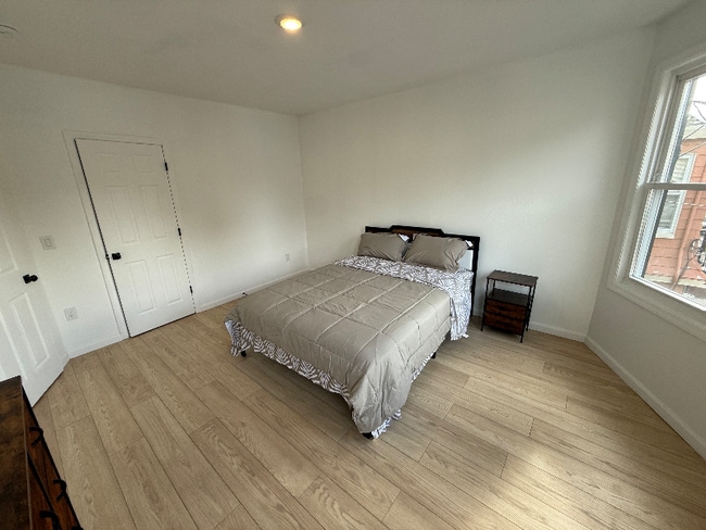 Building Photo - 32 Palm St