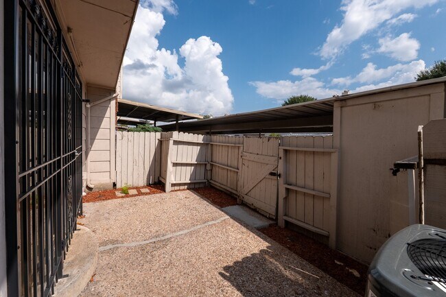 Building Photo - 8486 Ariel St