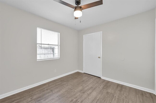 Building Photo - 900 Holly Dr