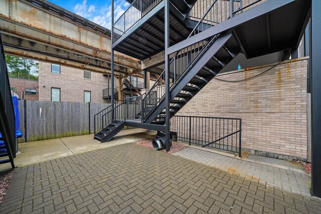 Building Photo - 3415 N Bosworth Ave