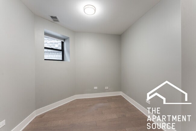 Building Photo - 2516 W Medill Ave