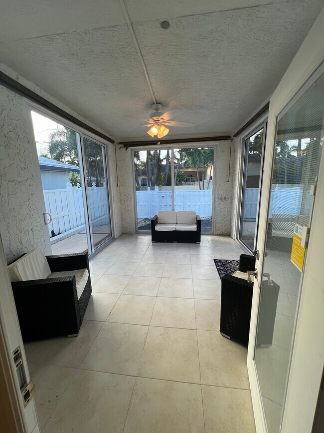 Building Photo - 1010 Hollywood Blvd