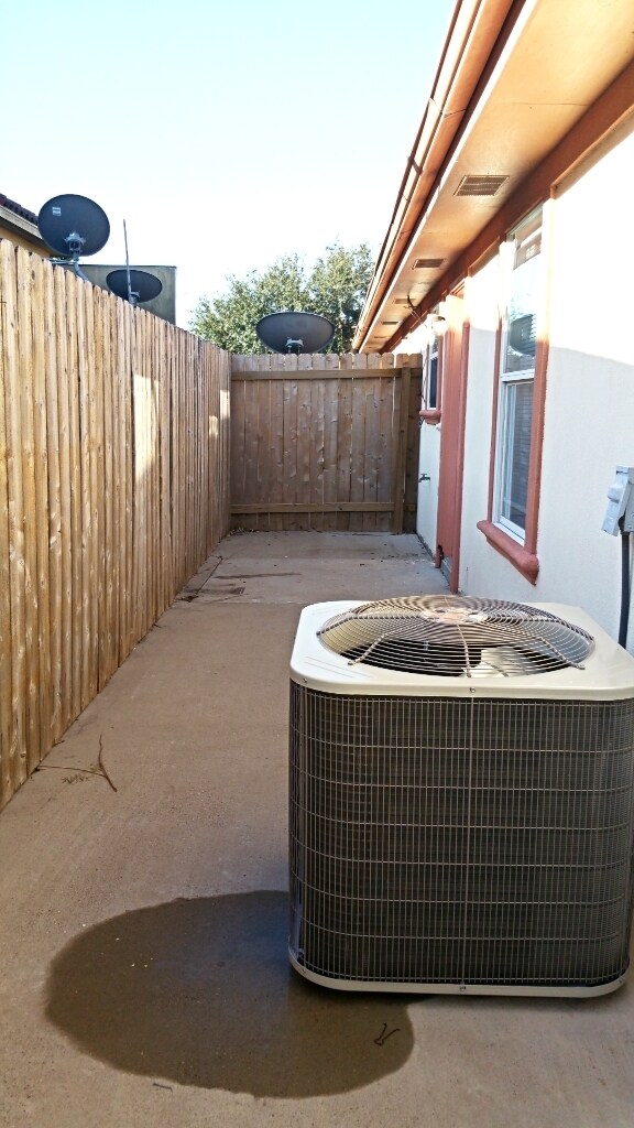 Building Photo - 1900 W Douglas St