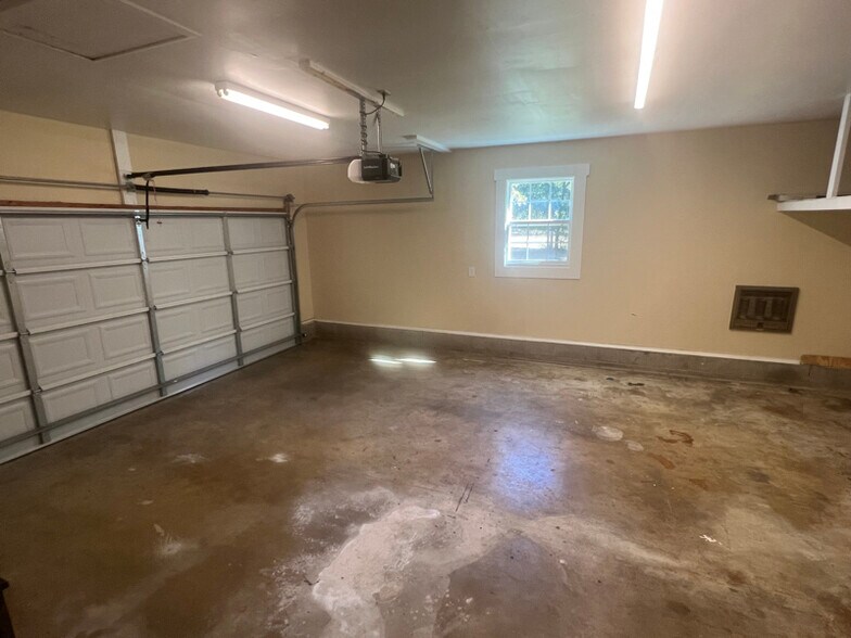 Building Photo - 183 Rogers Dr