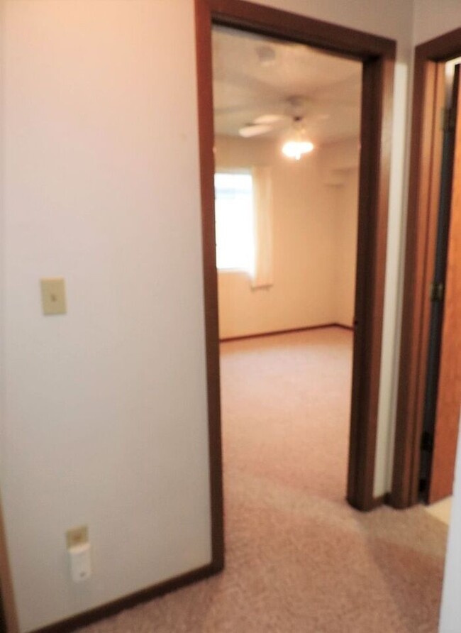 Building Photo - $1095 | 2 Bedroom, 1 Bathroom 2nd Floor Co...