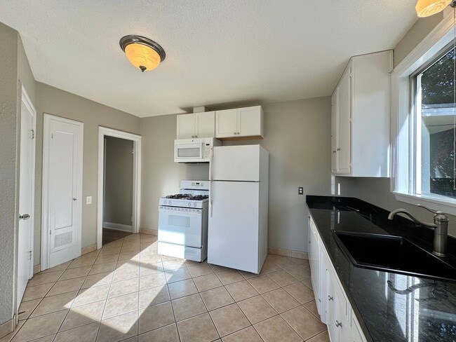 Building Photo - Spacious and Updated 1 Bedroom, 1 Bathroom...