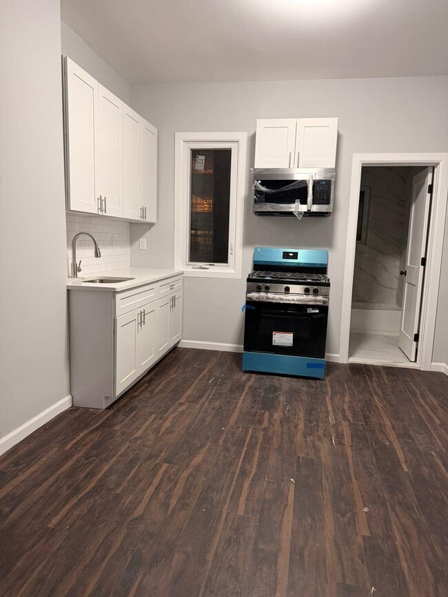 Building Photo - 906 Summit Ave