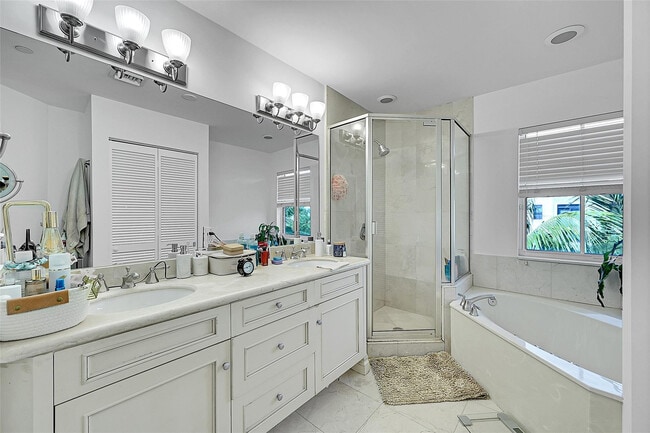 Building Photo - 1614 NE 9th St