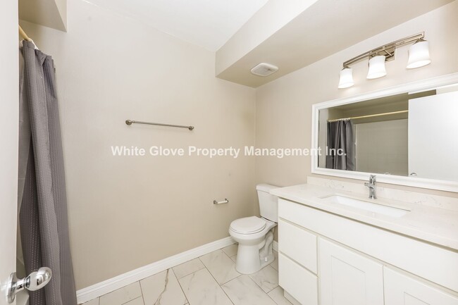 Building Photo - 2 Bedroom Fullerton Townhome