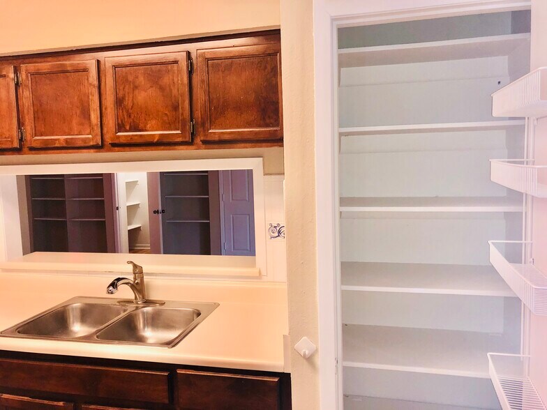 Building Photo - 2255 Thousand Oaks