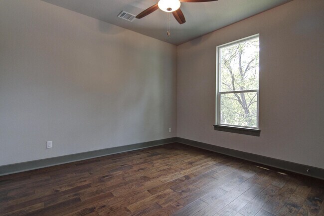 Building Photo - 923 E 37th St