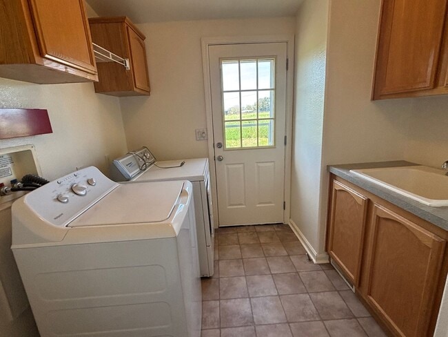 Building Photo - Charming Country property - 2 Bed/ 2 Bath with office- Home with Scenic Views and Land