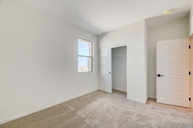 Building Photo - Stunning Summerlin townhome! 2 car garage!