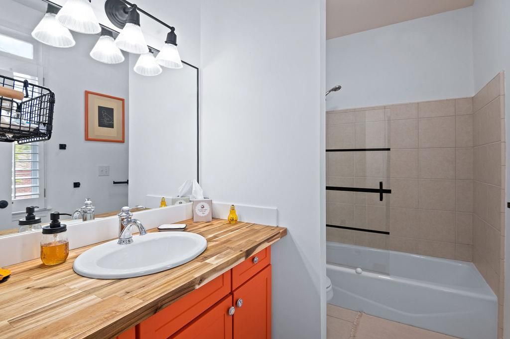 Building Photo - 230 Bradberry St SW