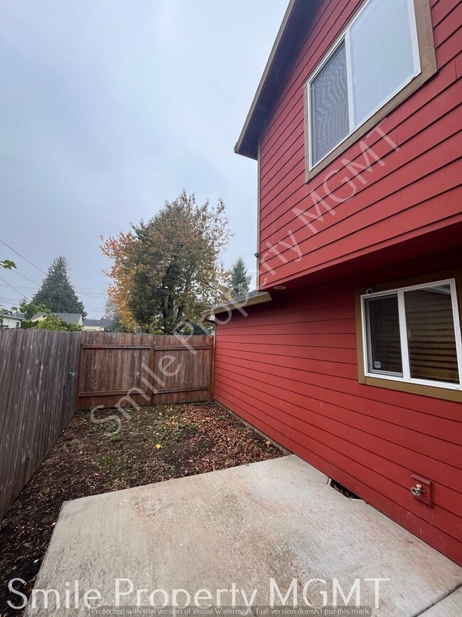 Building Photo - 2 Bedrooms with Garage Parking