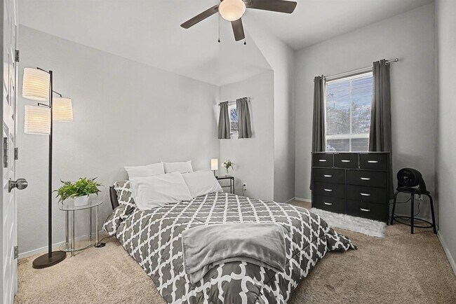 Building Photo - 425 Spiny Lizard Ln