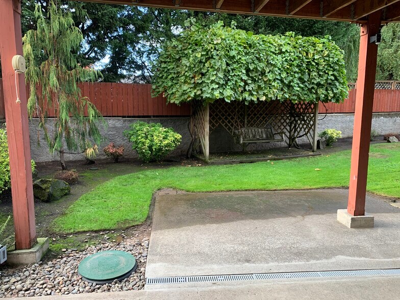 Private entrance has a covered patio - 4135 NW Carlton Ct