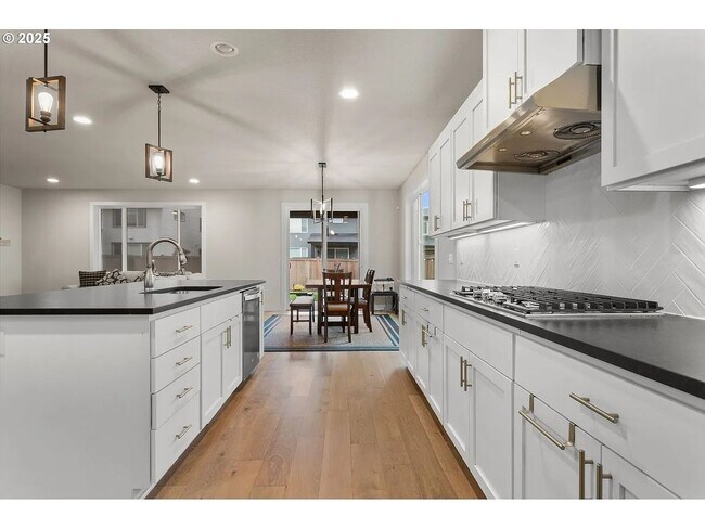 Building Photo - 4093 SE Reed Dr