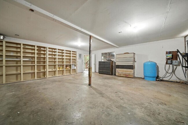 Building Photo - Large 2 Bedroom Home