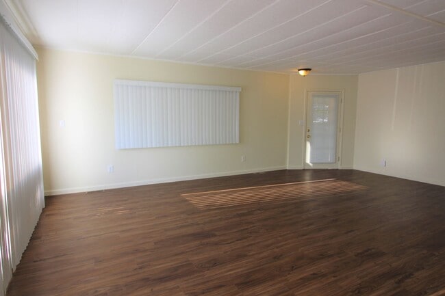 Building Photo - 2 Bedroom Mobile Home for Rent