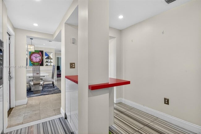 Building Photo - 268 SE 8th Ave