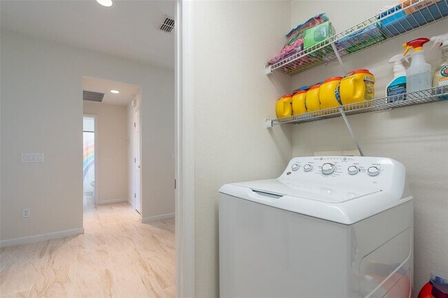 Building Photo - 5561 SW 40th St