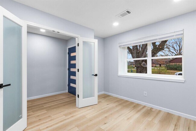 Building Photo - 3306 Crestdale Dr