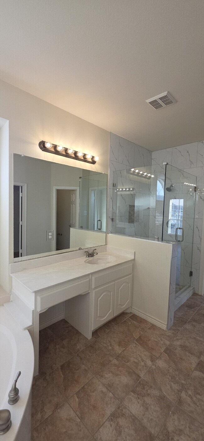 Building Photo - Recently remodeled 4 bedrooms, 3 bathrooms and move-in ready!