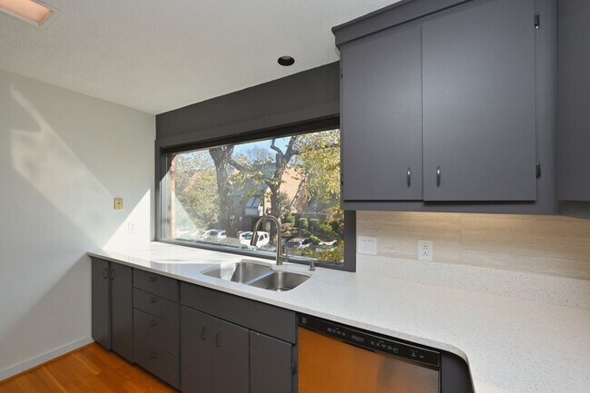 Building Photo - **PERFECTLY SITUATED TOWNHOME IN GREEN HIL...